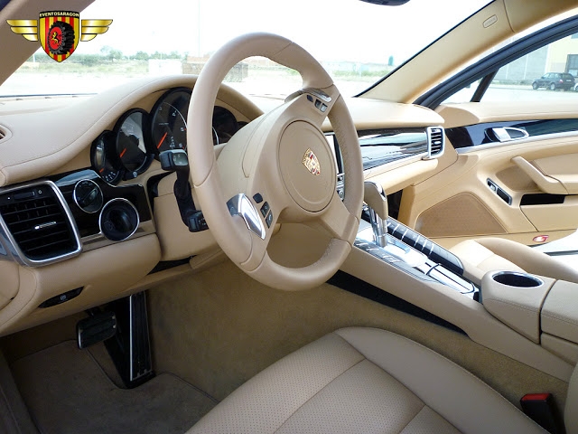 interior de un porsche panamera eventos aragon